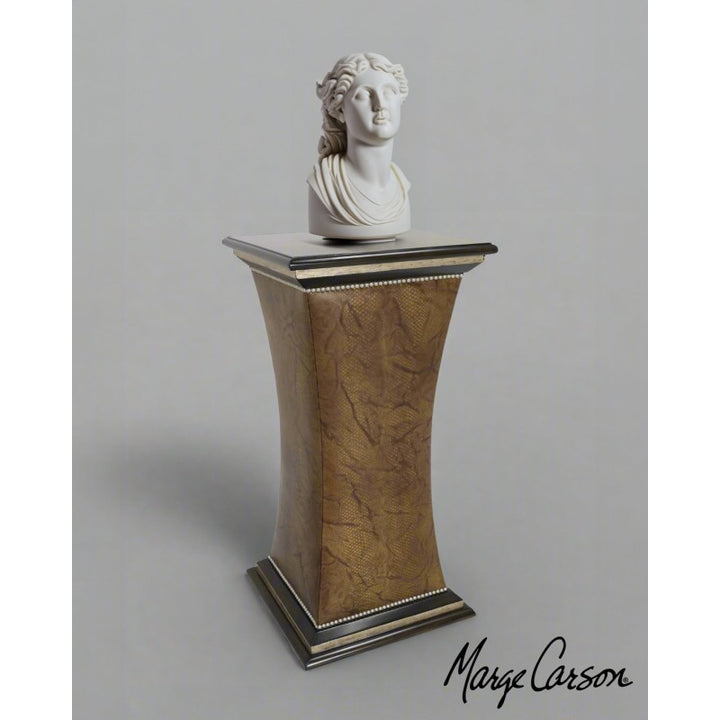 Lola Pedestal